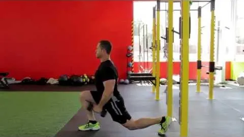 Forward Lunge with Hammer Curl