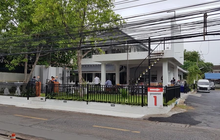 Life House Studio Gym Salon Cafe