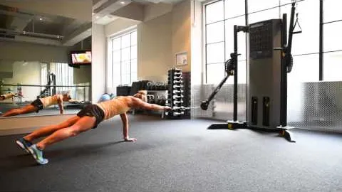 CABLE PULL IN HIGH PLANK